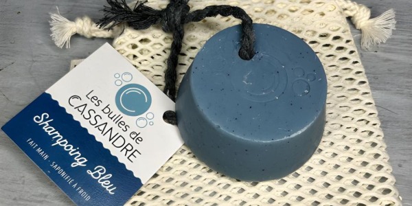 Shampoing solide bleu : l’allié des cheveux blancs et blonds