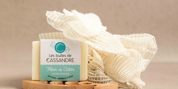 Accessoires naturels : alliés indispensables des peaux sensibles.